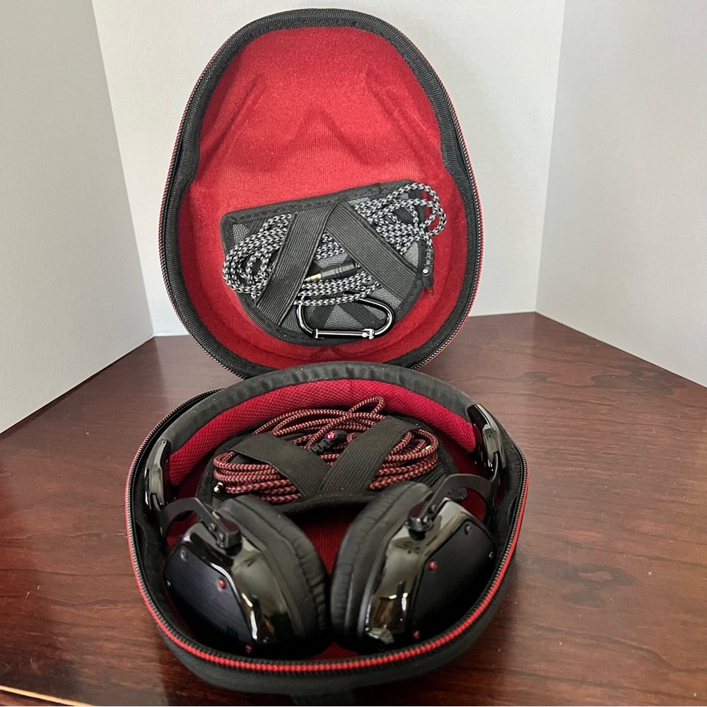 V-MODA for True Blood V-80 On-Ear Noise-Isolating Metal Headphones - Picture 9 of 13